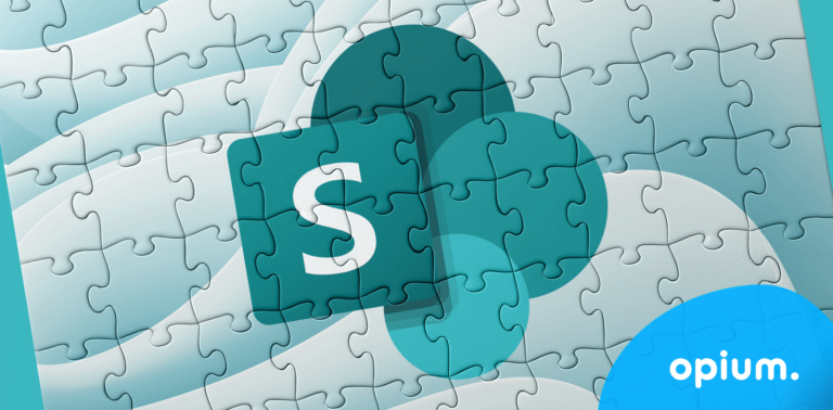 V strede skladačky je logo SharePoint v tealových tónoch a v pravom dolnom rohu je na modrej časti biely nápis opium. Abstraktné vlnové vzory tvoria pozadie skladačky.