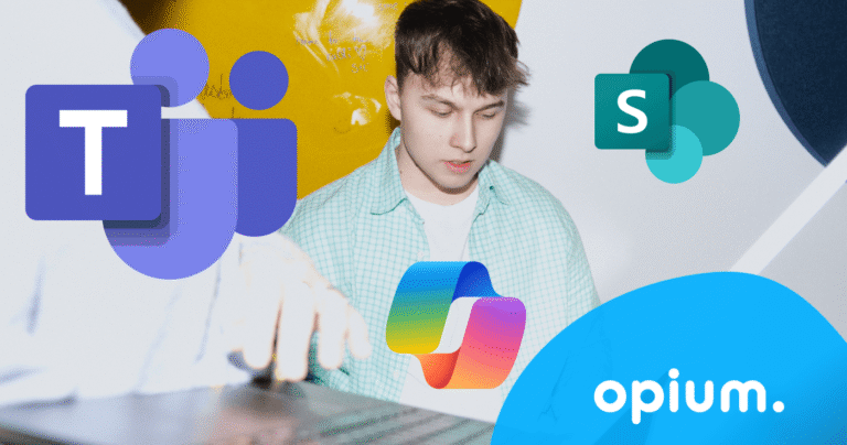Mladý človek pracuje na notebooku obklopený veľkými logami Microsoft Teams, SharePoint a Loop s bielym nápisom opium na modrom pozadí.
