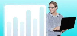 Usmievajúca sa osoba v okuliaroch a svetri drží notebook a stojí vedľa veľkého štylizovaného stĺpcového grafu na modrom gradientnom pozadí - symbol komplexnej digitalizácie firiem s Microsoft 365.