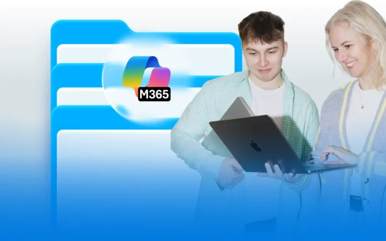 Dvaja ľudia stoja spolu, pozerajú na niečo na notebooku a diskutujú o tom. Za nimi je znázornená ikona digitálneho priečinka s logom Microsoft 365 (M365). Obrázok má modrý a biely farebný motív.