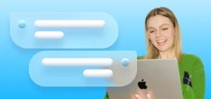 Vedľa dvoch štylizovaných chatových bublín na modrom pozadí sa objavuje usmievavá žena držiaca MacBook, čo naznačuje online komunikáciu, digitalizáciu procesov alebo spoluprácu s nástrojmi Microsoft 365.