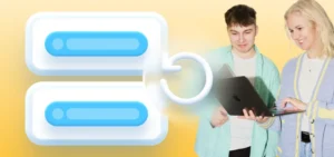 Dvaja ľudia sa usmievajú pri pohľade na notebook s veľkými štylizovanými bublinami chatu a ikonou reloadu v popredí na žltom pozadí, čo symbolizuje komplexnú digitalizáciu a bezproblémovú transformáciu podniku.
